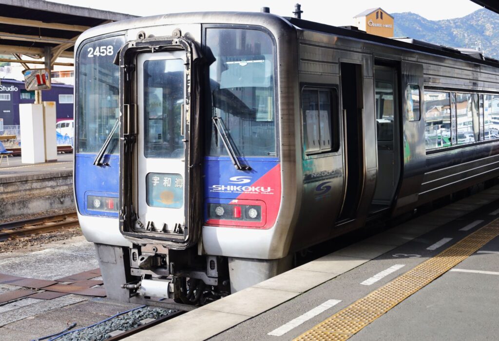 El Ferrocarril del Valle del Kiso: Ingeniería feudal, logística alpina y la conectividad histórica de la Ruta Nakasendo en Japón
