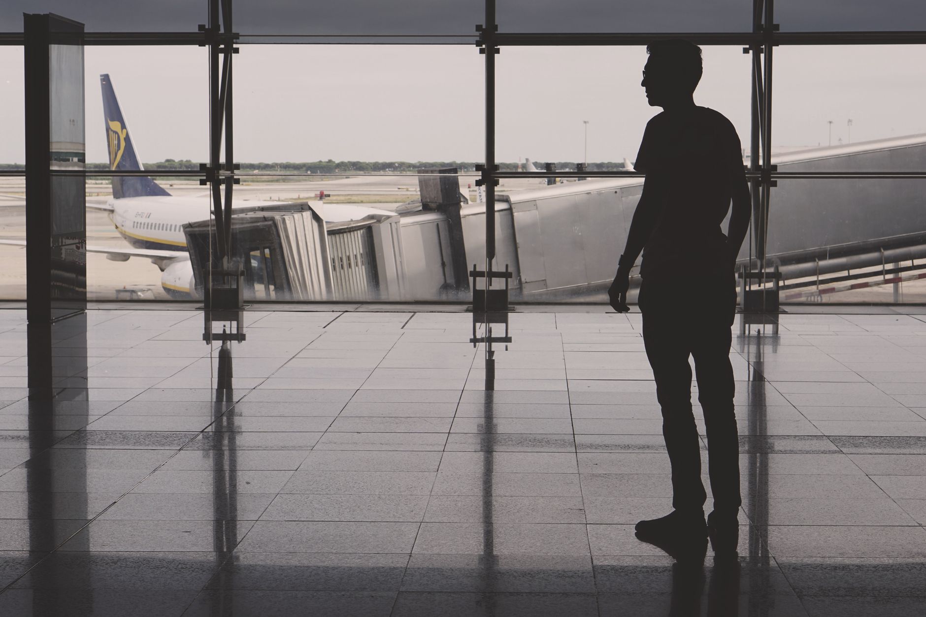 El fraude de las etiquetas de equipaje: Protegiendo tu maleta en los aeropuertos de 2026