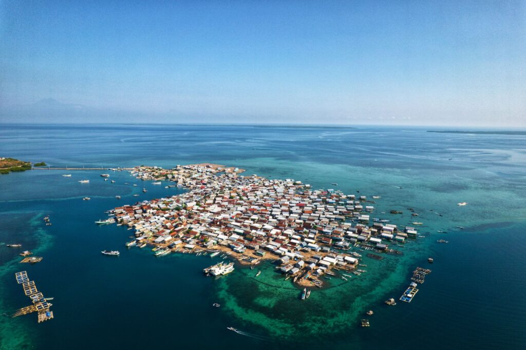 El laberinto intermodal del archipiélago de lascas de coral: Pataches de cabotaje, canales de manglar y la frágil conectividad de las islas de la Sonda exterior