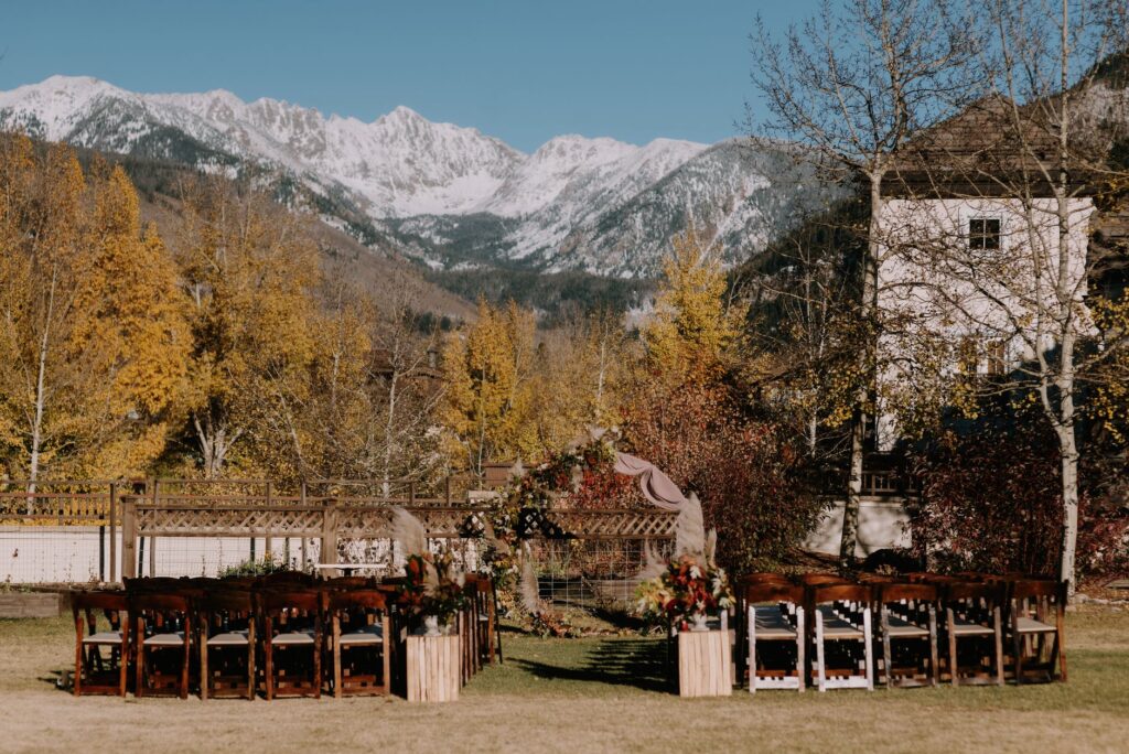 Guía de estilo para invitadas de boda en invierno: Elegancia y sofisticación según cada destino