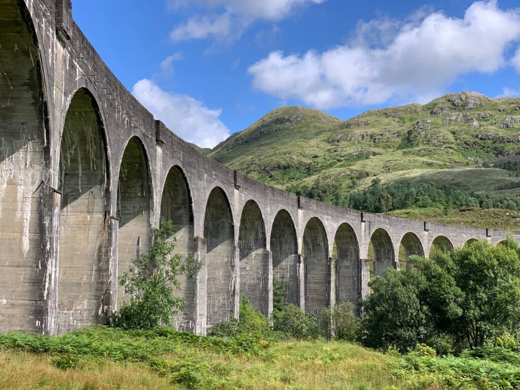 El latido del tren de las Highlands: ingeniería victoriana, turbales y soledad atlántica en la línea de West Highland