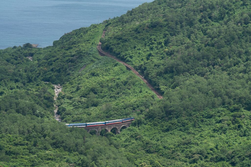 El Ferrocarril de la Costa de Sabah: Ingeniería colonial británica, desafíos fluviales y la conectividad ferroviaria en el norte de Borneo