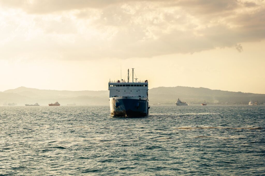 El laberinto intermodal del golfo de Aqaba: Flotas de alta velocidad, ferries de peregrinos y la frágil conectividad del mar Rojo septentrional