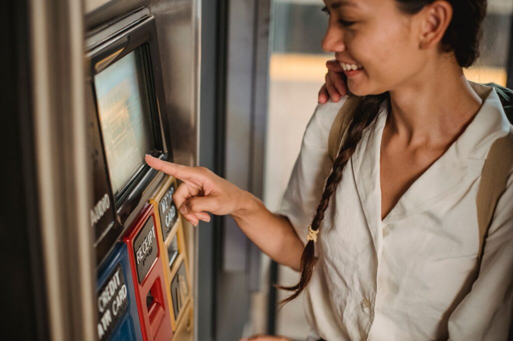 El peligro invisible del viaje moderno: la estafa del código QR que el turista pasa por alto