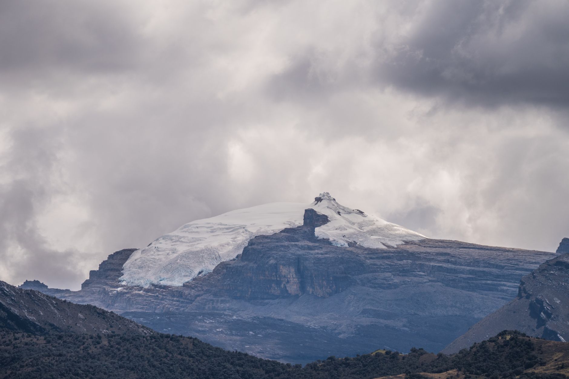 El refugio del cóndor andino en el Parque Nacional El Cocuy: biología de altura, termorregulación y conservación en los paredones de Boyacá