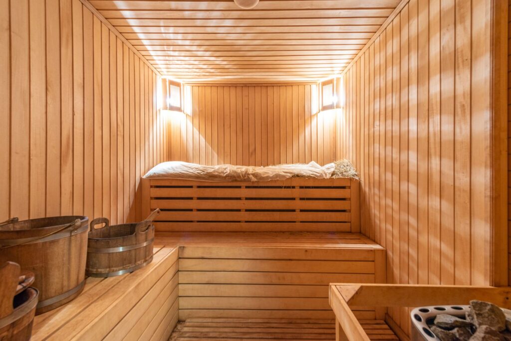 El silencio milenario de los baños de vapor de los Cárpatos: hidroterapia mineral y arquitectura de madera en las profundidades de Transilvania