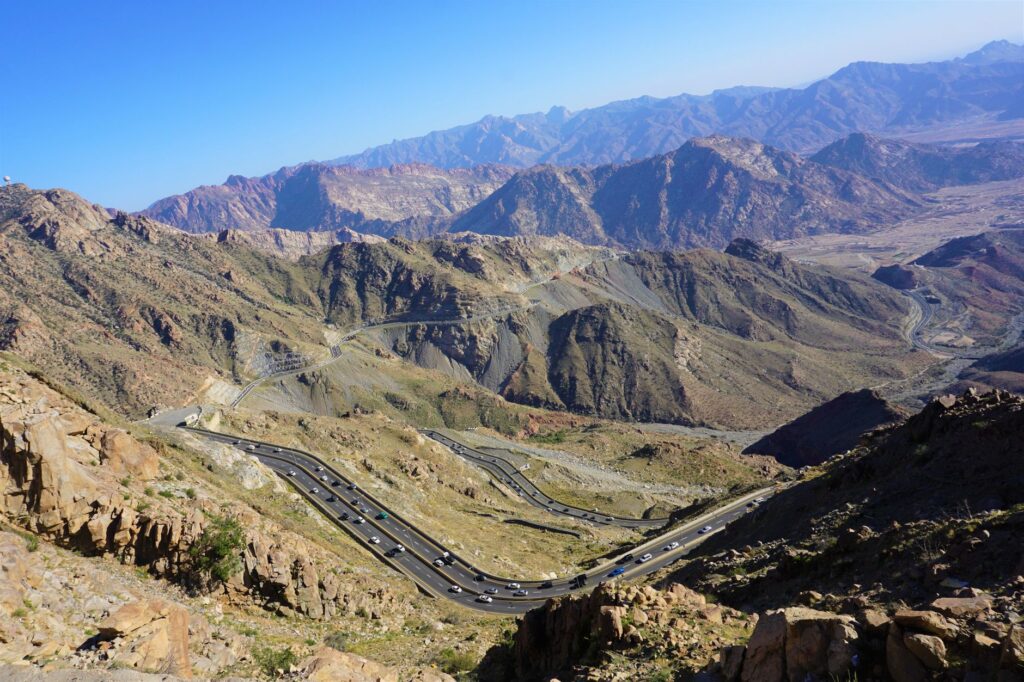 El latido intermodal de la región de Asir: Autobuses de alta montaña, teleféricos suspendidos y la frágil conectividad de las cumbres saudíes