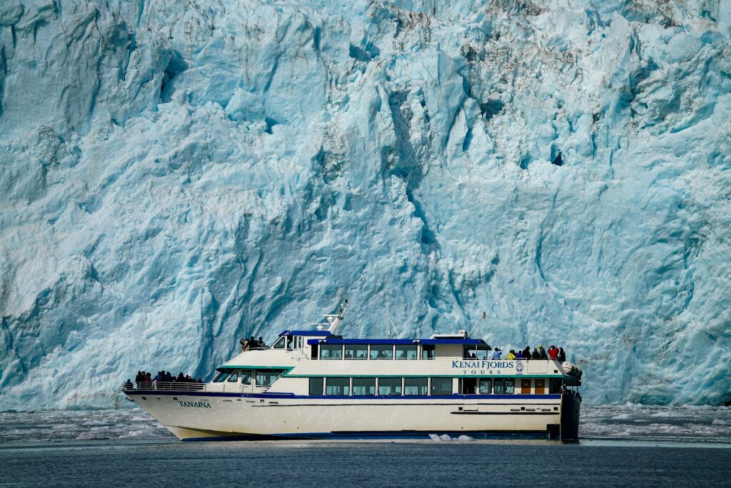 El pulso invisible de los transbordadores de Alaska: Ingeniería de fiordos y conectividad costera en el pasaje interior