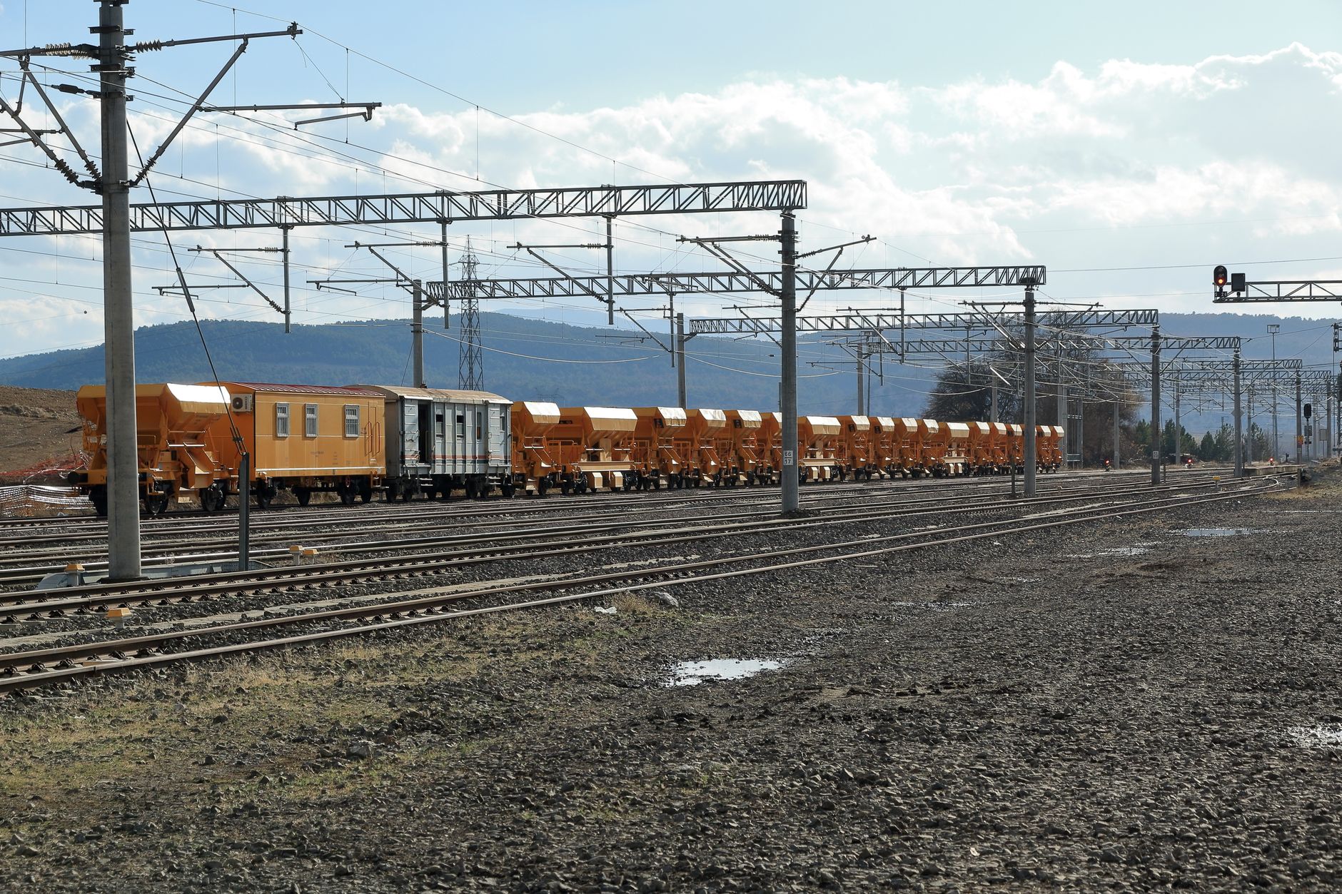El latido mineral del tren de los Balcanes: ingeniería ferroviaria y desfiladeros de caliza en la línea de Belgrado a Bar