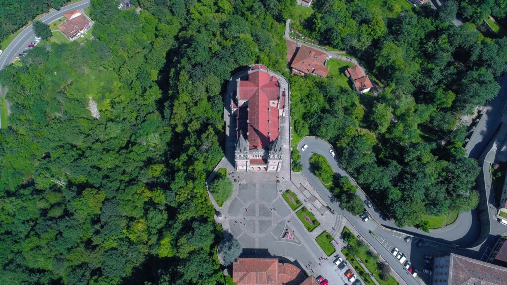 El laberinto de las cumbres kársticas: cómo la movilidad vertical sostenible y los senderos suspendidos transforman el transporte en los Picos de Europa
