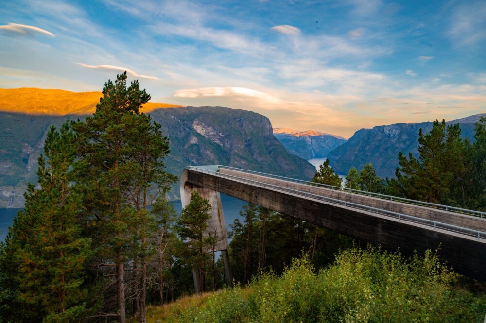 El Ferrocarril de los Fiordos Noruegos: Ingeniería de Alta Montaña, Túneles Espirales y Conectividad en el Oeste de Noruega