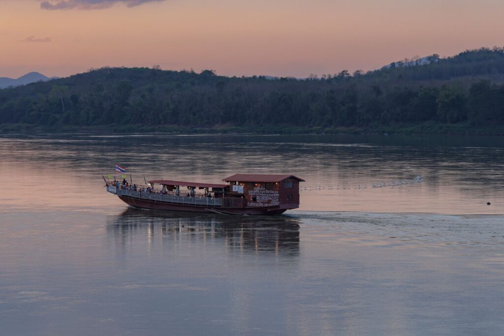 El Expreso del Mekong: Ingeniería fluvial, logística de esclusas y la conectividad transfronteriza entre Laos y Tailandia