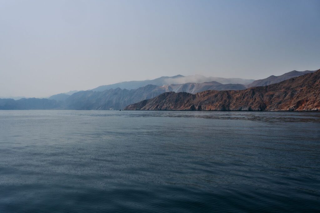 El latido intermodal de la ruta del mar de Omán: Falajs de montaña, transbordadores costeros y la frágil conectividad de la península de Musandam
