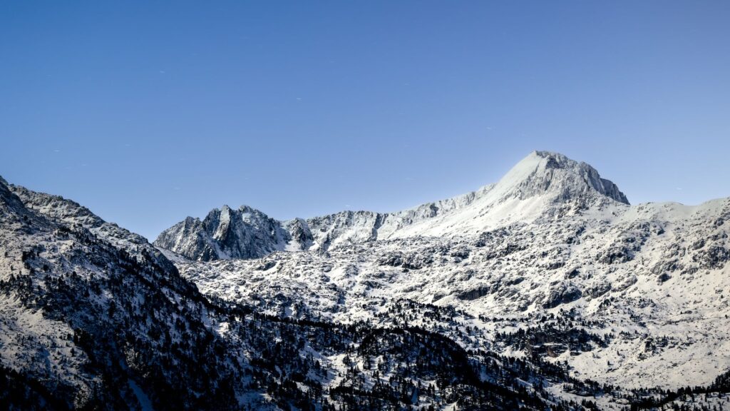 La Travesía del Sendero de Alta Ruta de los Pirineos: Guía de Expedición y Senderismo por la Cresta Fronteriza