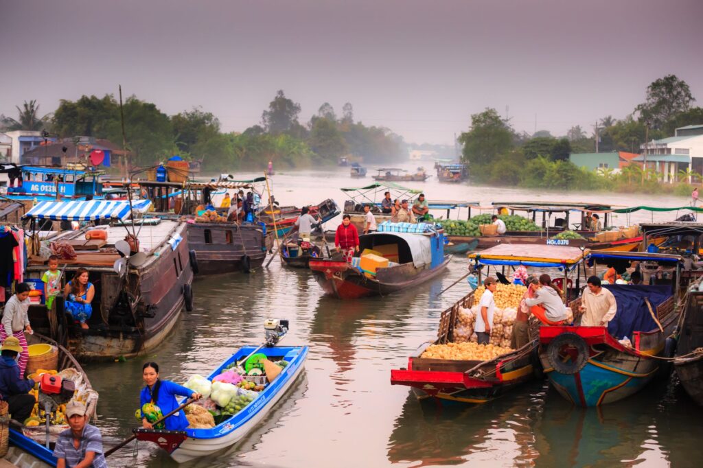 El laberinto intermodal del delta del Mekong: sampanes a motor, pasos fluviales y la frágil conectividad de un laberinto acuático