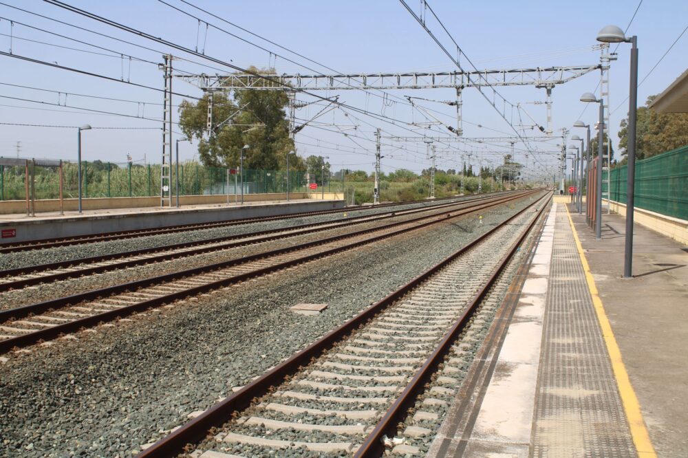 El Ferrocarril Transmongol: Ingeniería esteparia, logística fronteriza y la conectividad ferroviaria histórica entre Ulán Bator y la frontera de Naushki