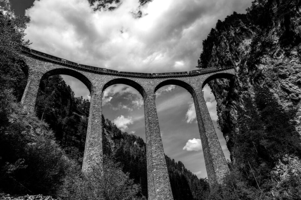 El latido alpino del Bernina: Ingeniería de alta montaña, desniveles extremos y la conectividad transfronteriza entre Suiza e Italia