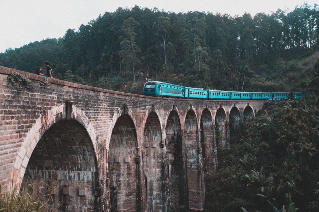 El Expreso de las Tierras Altas de Sri Lanka: Ingeniería de plantaciones, logística británica y la conectividad ferroviaria hacia el corazón de Ceilán