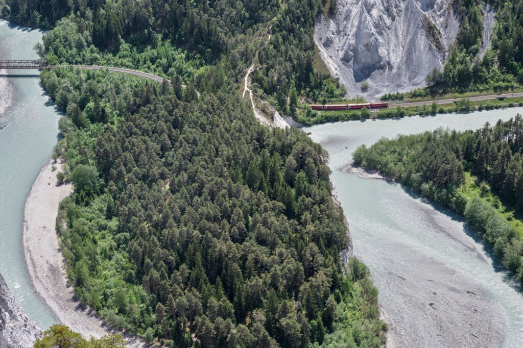 El Ferrocarril del Valle del Kiso: Ingeniería feudal, logística alpina y la conectividad histórica de la Ruta Nakasendo en Japón