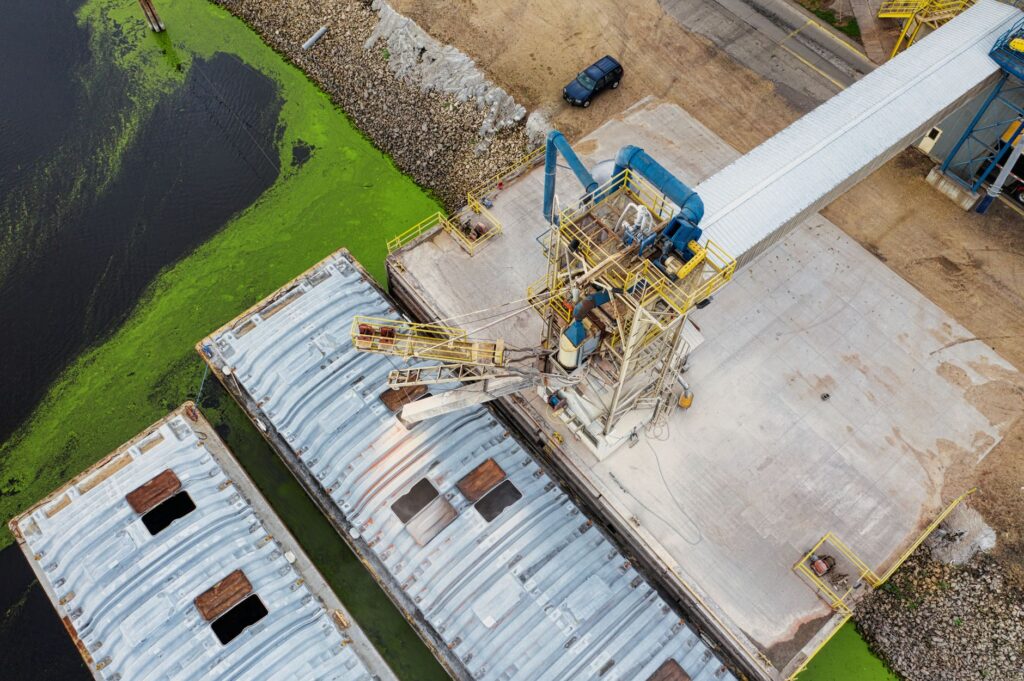El laberinto intermodal del delta del Okavango: Mokoros tradicionales, avionetas de bush y la frágil conectividad de las islas anegadas