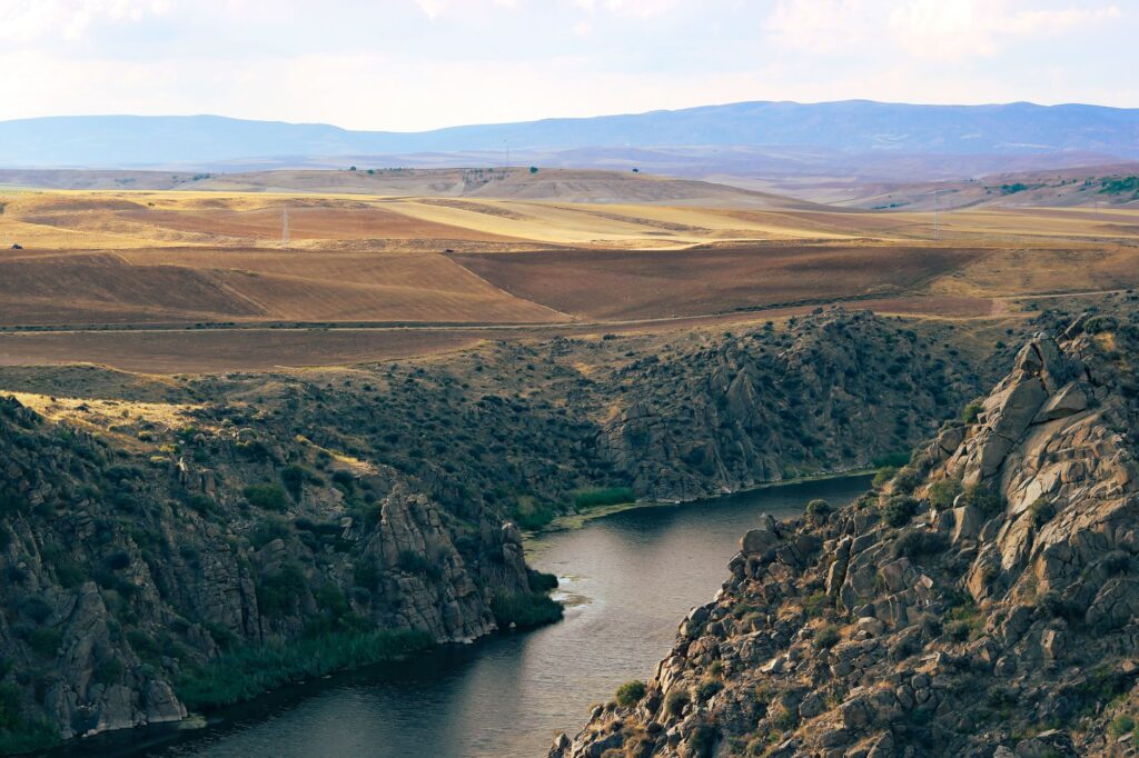 El laberinto ferroviario de las tierras altas de Anatolia: locomotoras diésel, desfiladeros de estepa y la frágil conectividad de la línea de Van