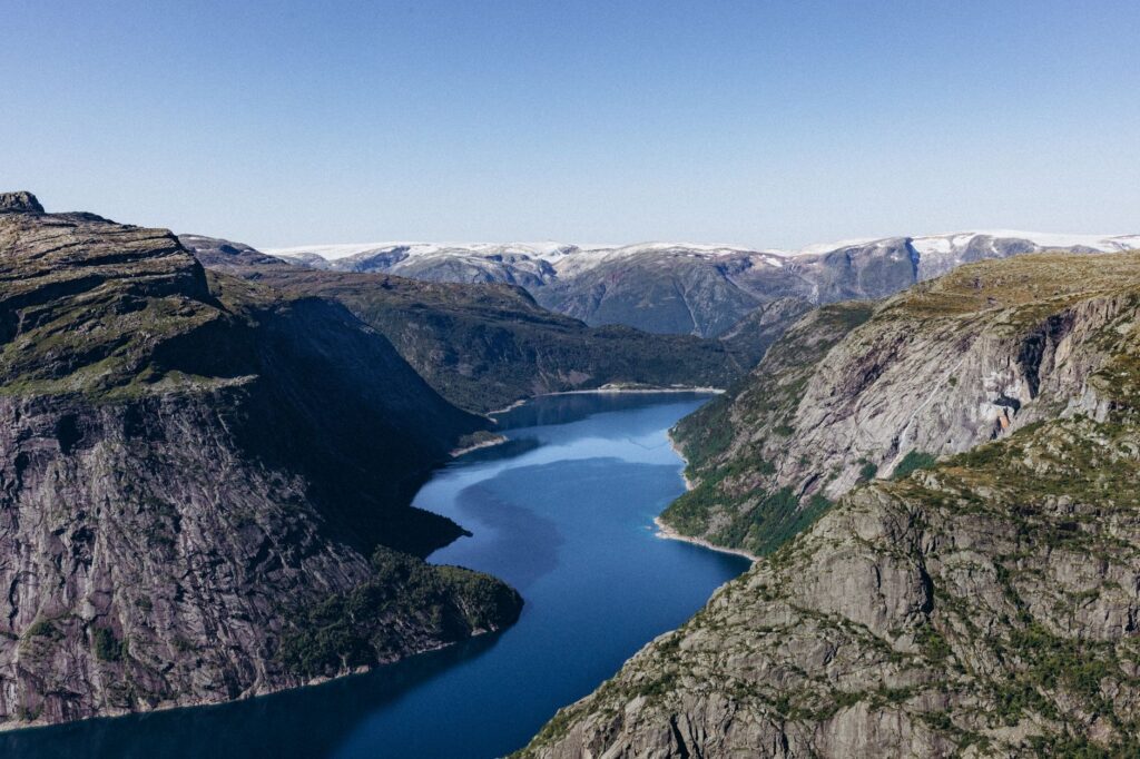 El latido secreto del ferrocarril de Bergen: ingeniería ferroviaria y el pulso vertical de los fiordos noruegos