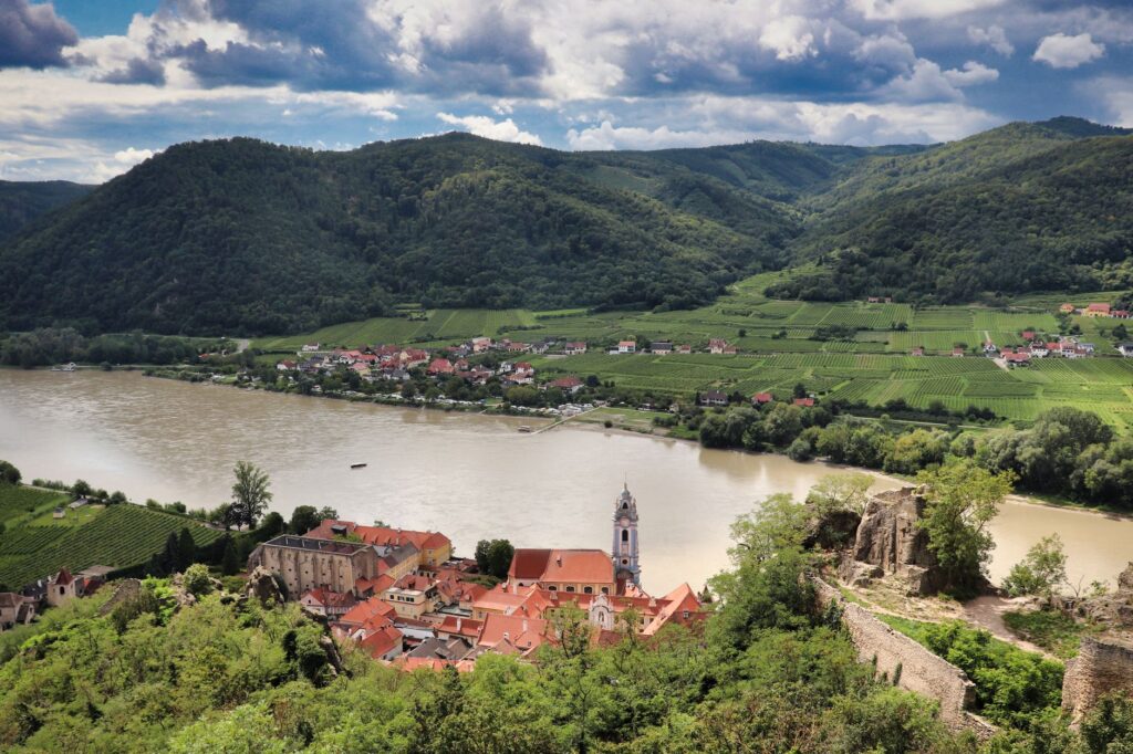 El pulso del Danubio: cómo la movilidad fluvial sostenible y los ferris solares transforman el transporte en la Wachau