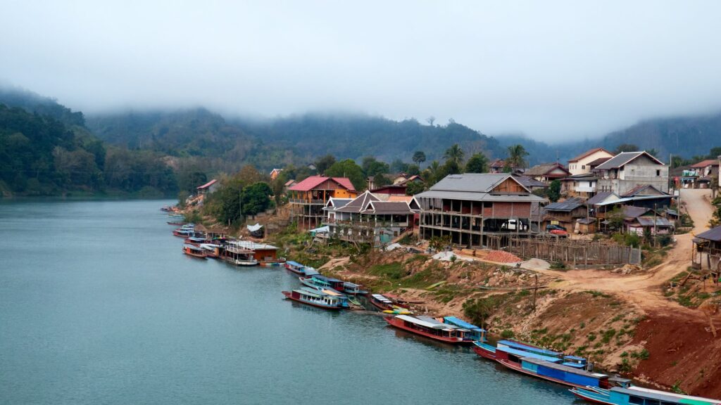 La Conectividad Fluvial del Mekong: Infraestructura, Navegación y el Desafío Logístico del Sudeste Asiático