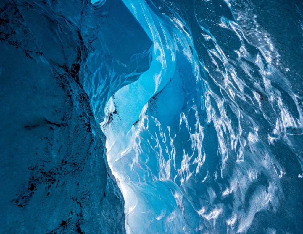 La Travesía del Glaciar Vatnajökull en Moto de Nieve: Guía de Expedición y Logística Polar por el Casquete de Hielo de Islandia