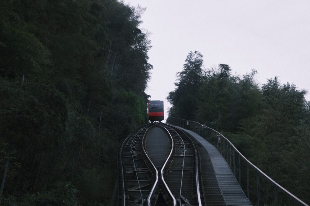 El Ferrocarril del Monte Lushan: Ingeniería de nieblas, logística alpina y la conectividad vertical en el corazón de China
