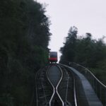 El Ferrocarril del Monte Lushan: Ingeniería de nieblas, logística alpina y la conectividad vertical en el corazón de China