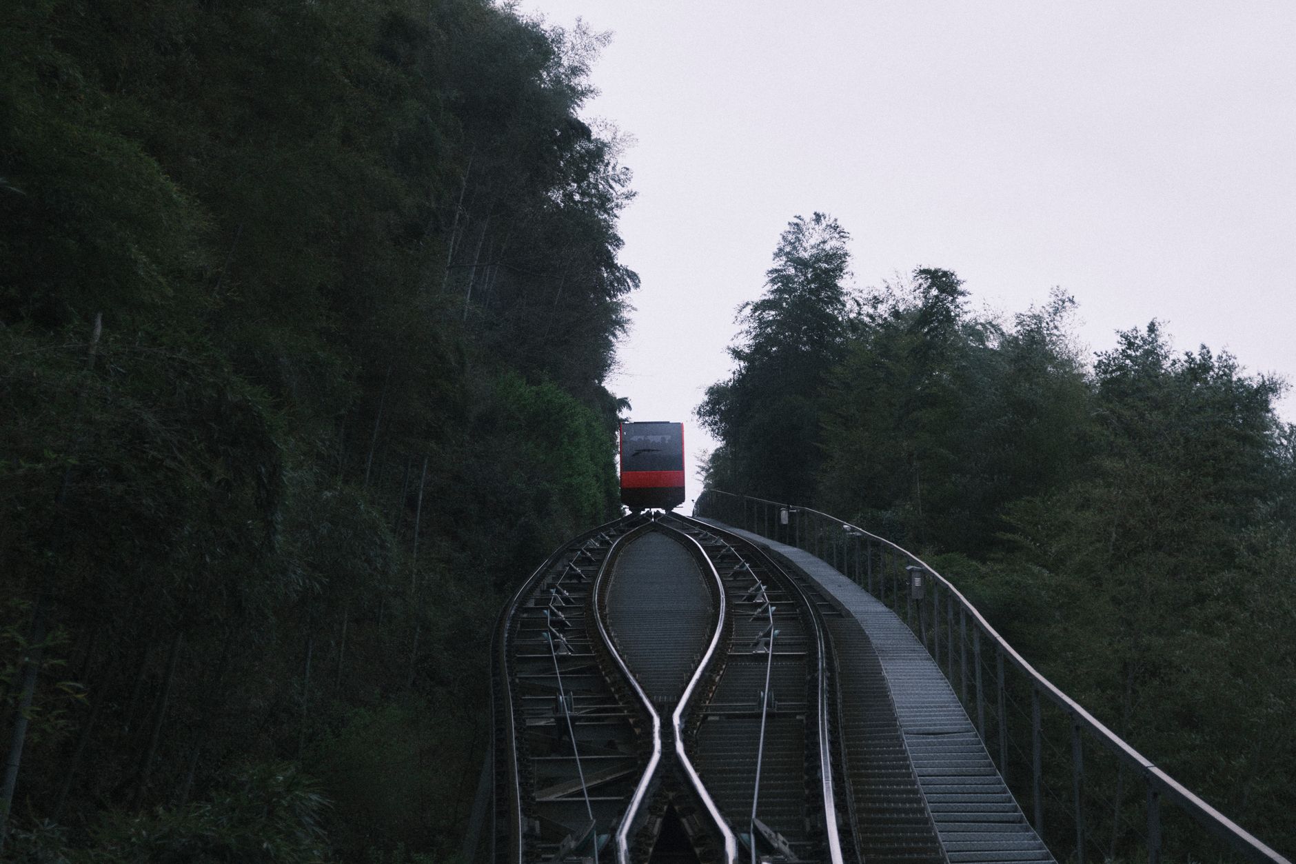 El Ferrocarril del Monte Lushan: Ingeniería de nieblas, logística alpina y la conectividad vertical en el corazón de China