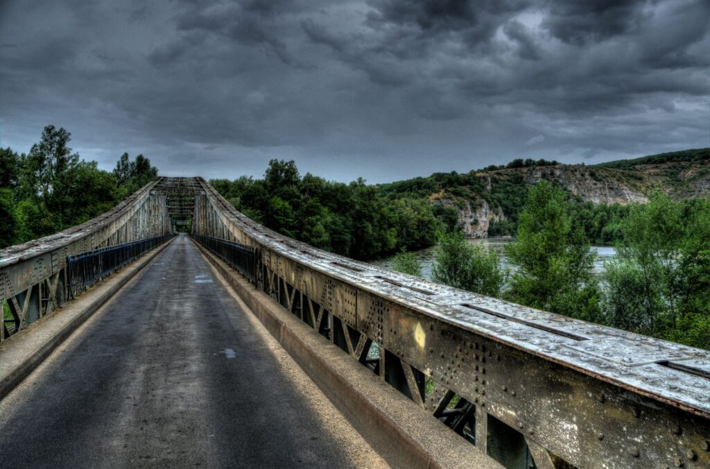 El Ferrocarril de la Cuenca Lechera: Ingeniería de llanuras, logística agroindustrial y la conectividad ferroviaria histórica hacia el corazón de Uruguay