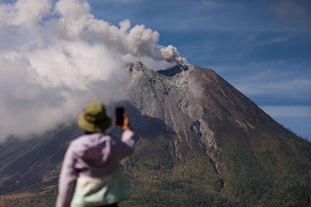 Furia en el Anillo de Fuego: Cómo la erupción del Anak Krakatau transforma el pulso de los viajes en Indonesia