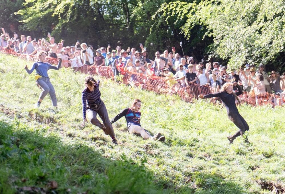 El descenso imposible: guía definitiva para presenciar la Carrera del Queso en Cooper’s Hill
