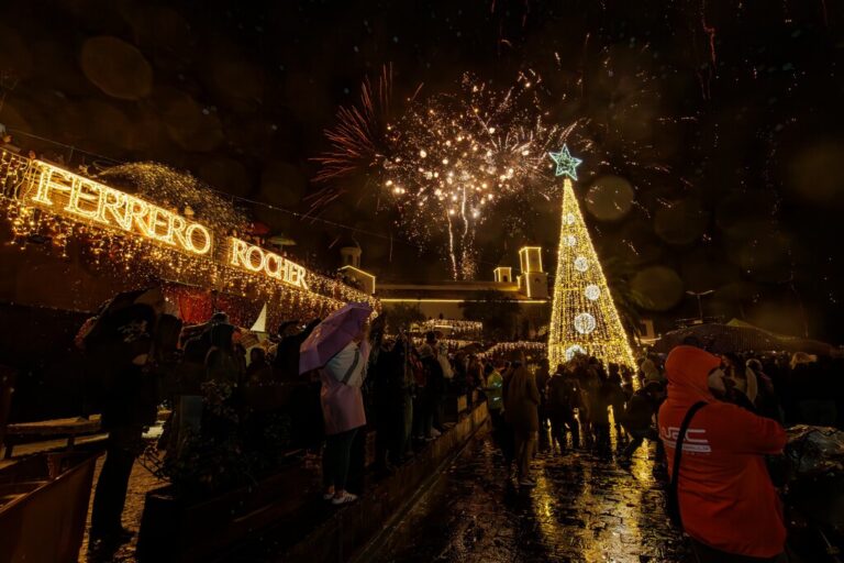 Navidad dorada en la cumbre: el idilio de Tejeda como Pueblo Ferrero Rocher 2025