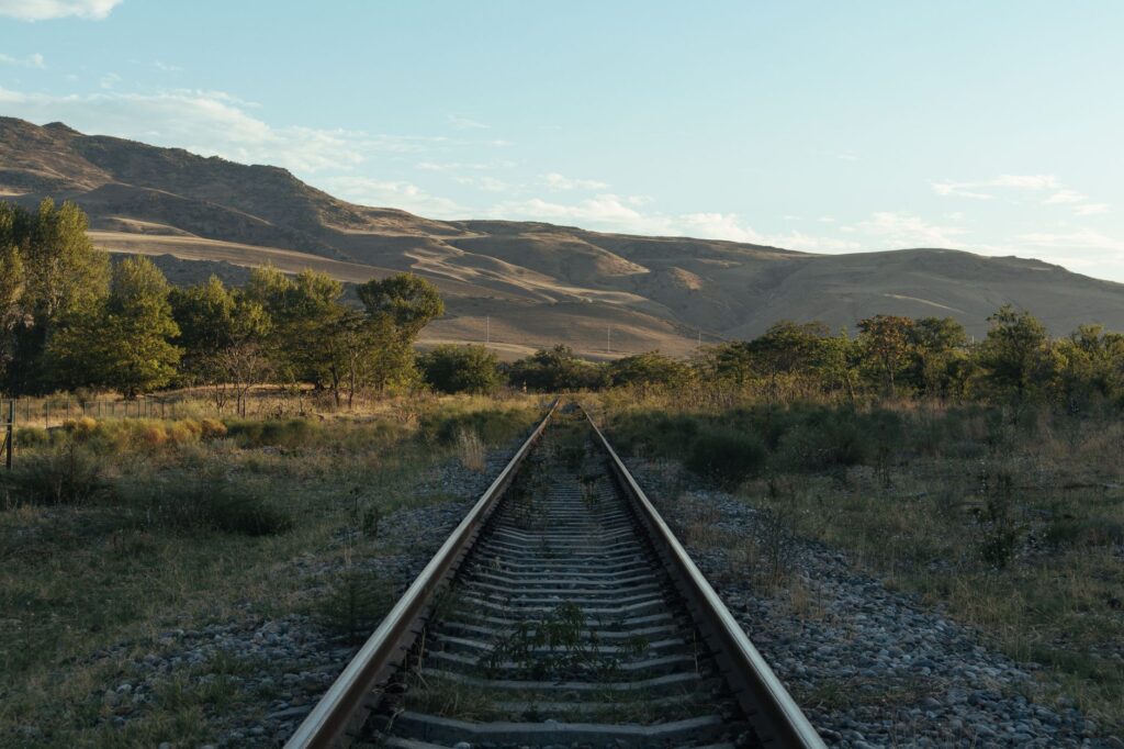 El Ferrocarril del Cáucaso Sur: Ingeniería de gargantas, logística transfronteriza y la conectividad ferroviaria histórica entre Tiflis y Ereván