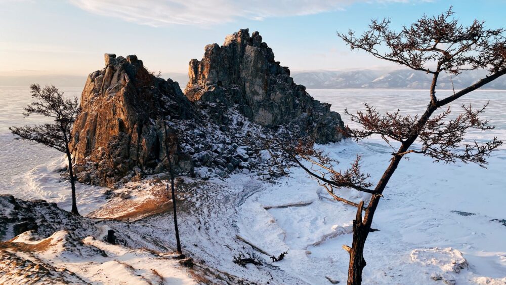 La Travesía del Ferrocarril Circum-Baikal en Siberia: Guía de Expedición y Logística Ferroviaria por el Borde del Lago Sagrado