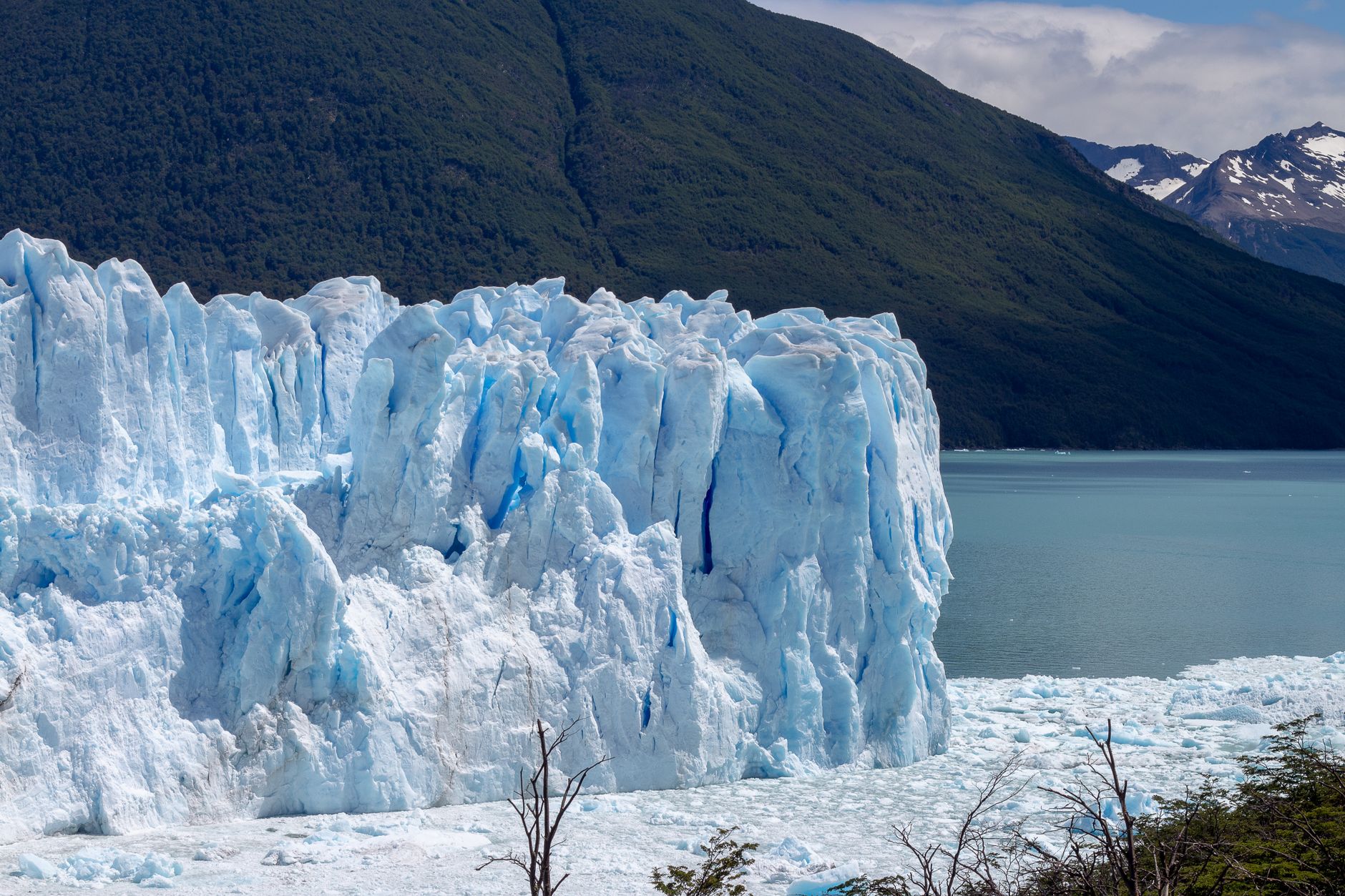 La Travesía del Glaciar Perito Moreno en Crampones: Guía de Expedición y Logística Glaciar por los Canales Patagónicos