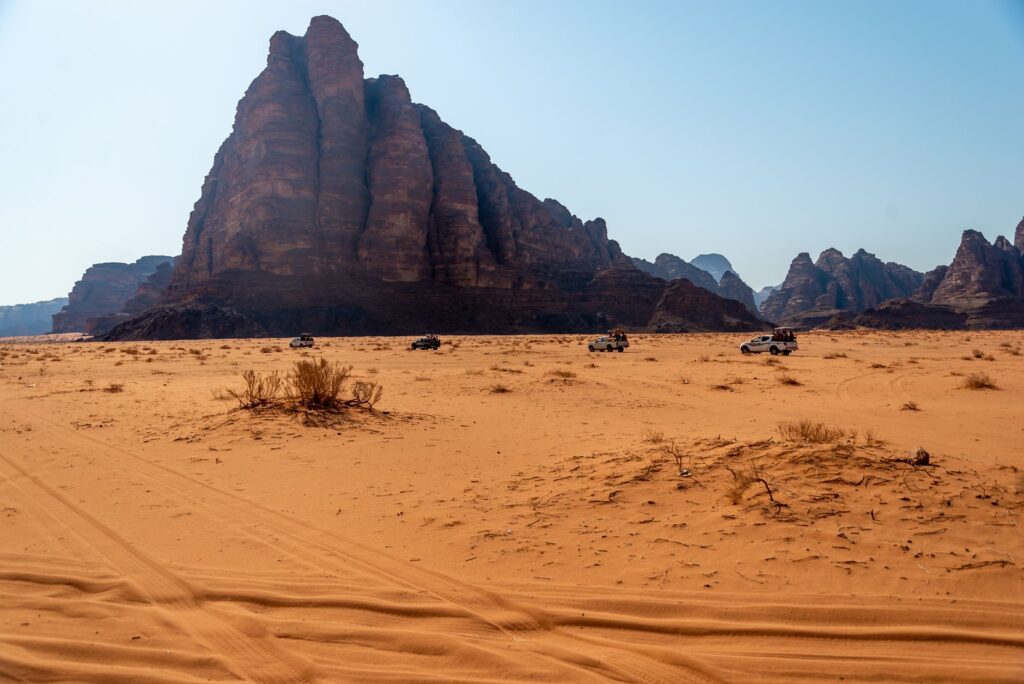 El laberinto de las dunas rojas: cómo la red de vehículos solares y movilidad comunitaria redefine el transporte en el desierto de Wadi Rum