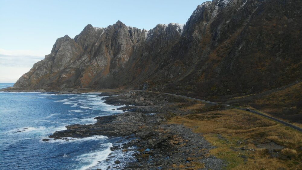 El latido secreto del ferrocarril de la Costa de Hierro: ingeniería ferroviaria y el pulso vertical de los fiordos de Lofoten