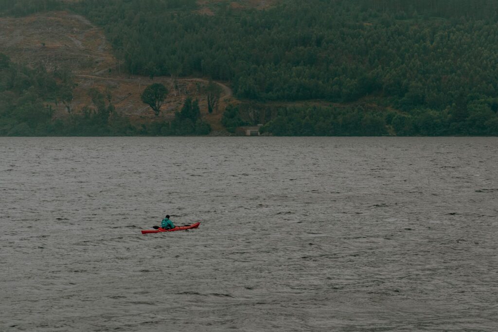 El latido de los bosques sumergidos: cómo la restauración de turberas y el ecoturismo fluvial transforman el norte de Escocia