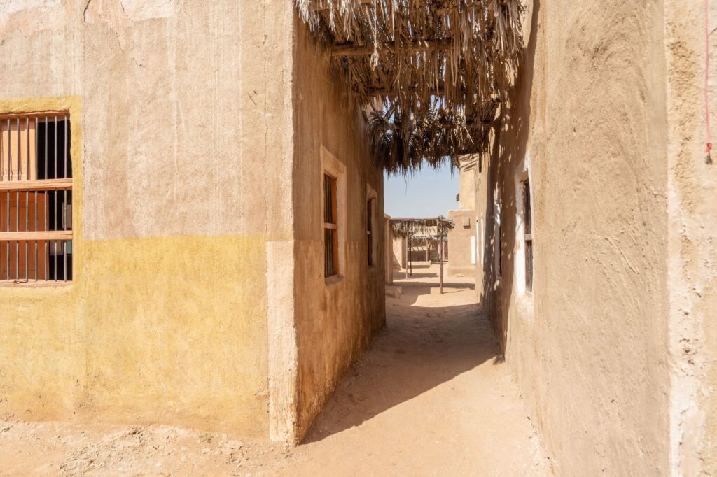 El silencio milenario de los caminos de la seda de Khotan: ingeniería de oasis y arquitectura de barro en el desierto de Taklamakán