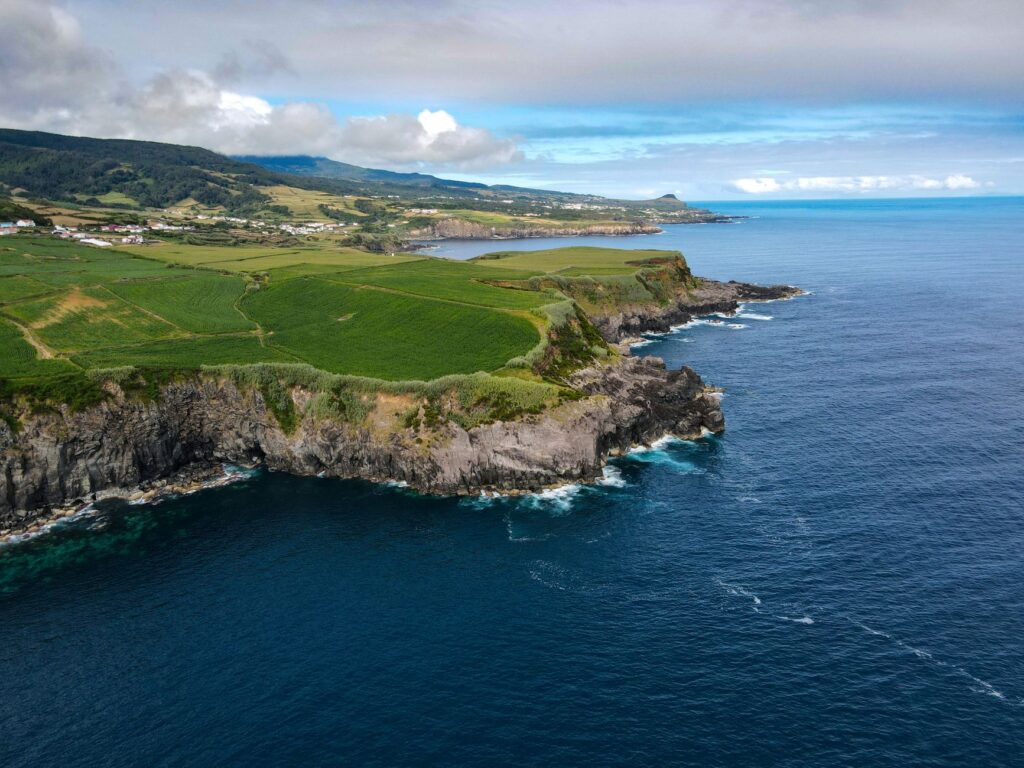 El laberinto intermodal del archipiélago de las Azores: transbordadores oceánicos, pistas volcánicas y la frágil conectividad de un confín atlántico