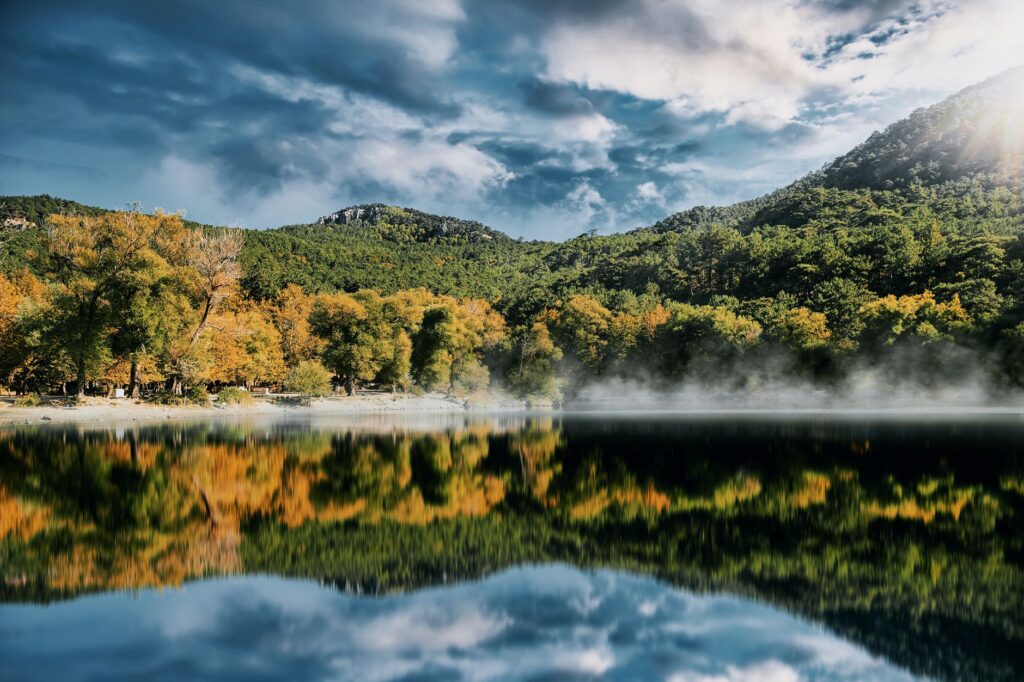 El silencio milenario de los baños de vapor de Ourense: hidroterapia fluvial y arquitectura termal en las riberas del Miño
