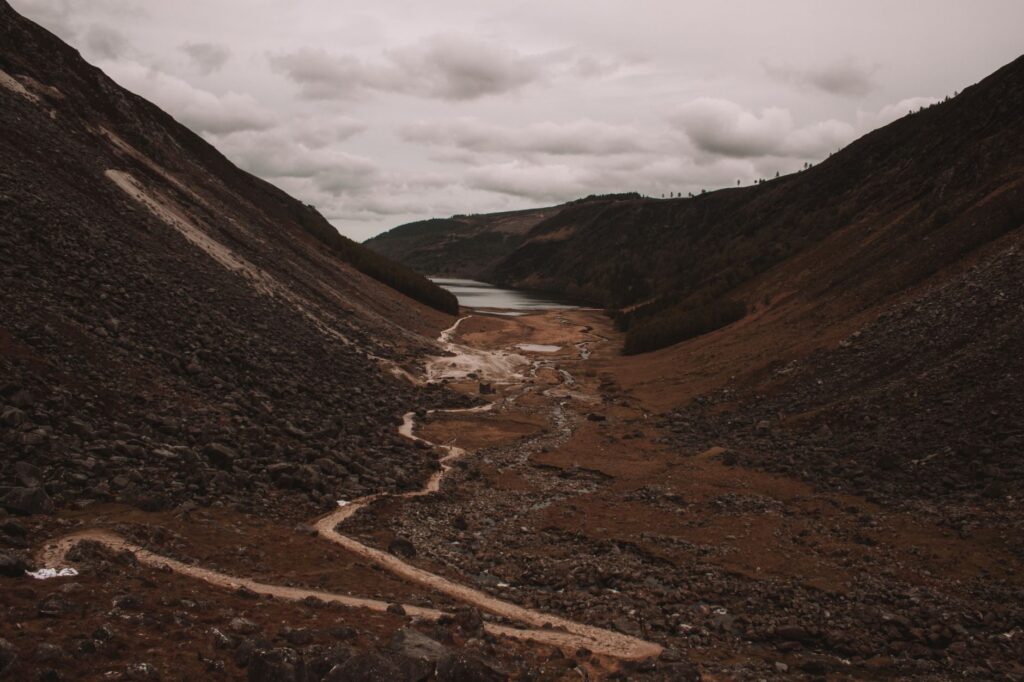 La Travesía del Sentero de Wicklow Way en Irlanda: Guía de Expedición y Senderismo por los Valles Glaciales y Páramos de la Isla Esmeralda
