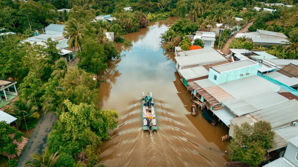 El laberinto intermodal del delta del Mekong: sampanes a motor, pasarelas de bambú y la frágil conectividad de un humedal vietnamita