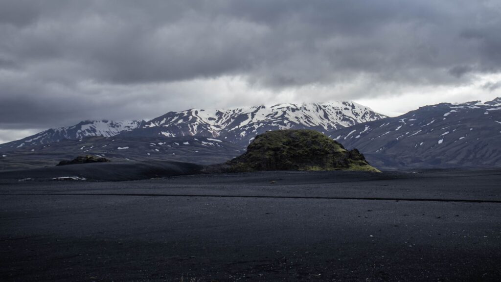 El laberinto ferroviario de las tierras altas de Islandia: locomotoras térmicas, desfiladeros de basalto y la frágil conectividad de la meseta interior