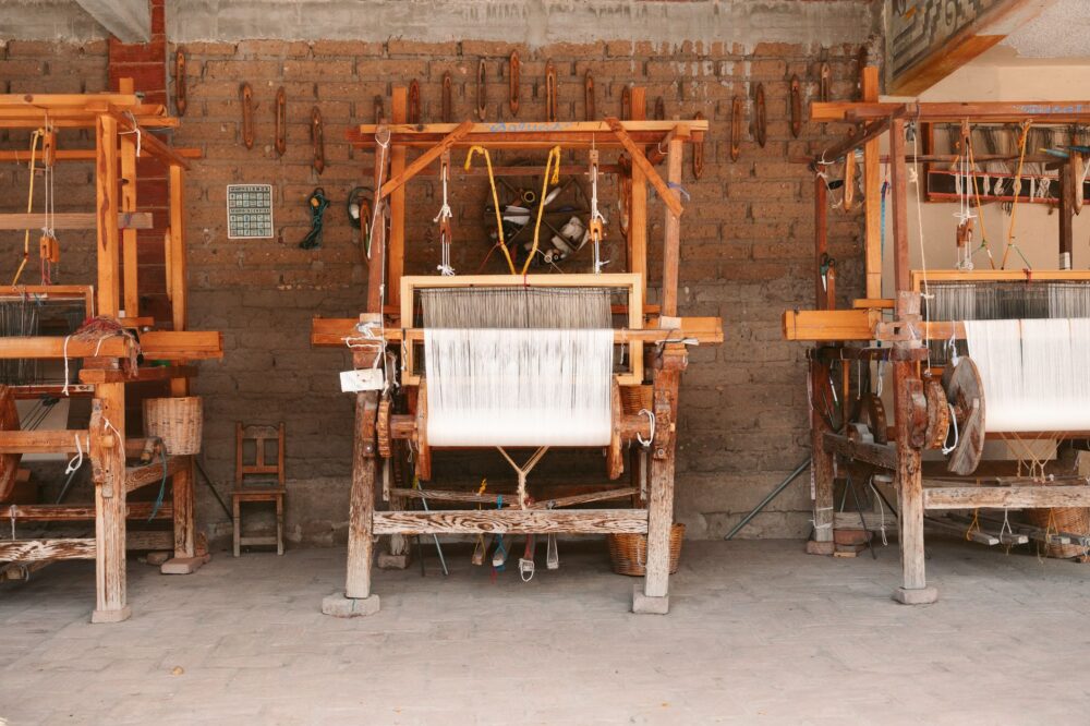El pulso artesanal de Oaxaca: Tejedores de grana cochinilla y guardianes del telar de cintura
