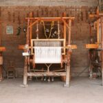 El pulso artesanal de Oaxaca: Tejedores de grana cochinilla y guardianes del telar de cintura